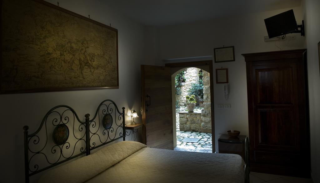 Bed And Breakfast Mblo ฟอนดี ภายนอก รูปภาพ
