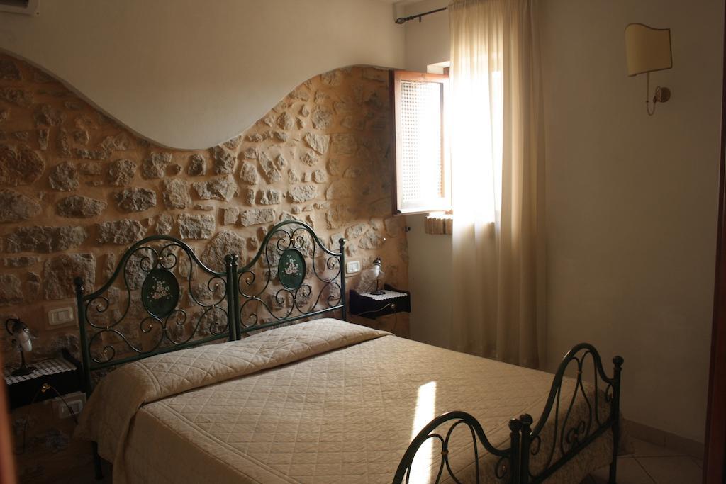 Bed And Breakfast Mblo ฟอนดี ภายนอก รูปภาพ